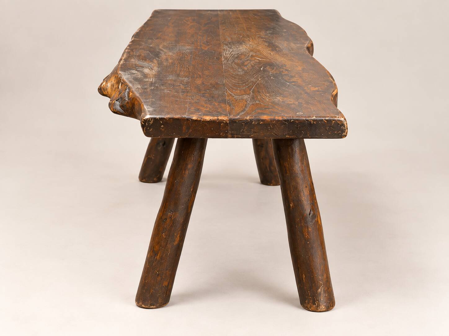 Rustic coffee table in solid wood – brutalist spirit
