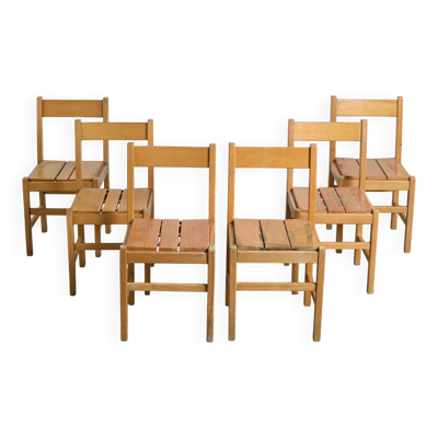 Suite de six chaises en pin massif par Maison Regain