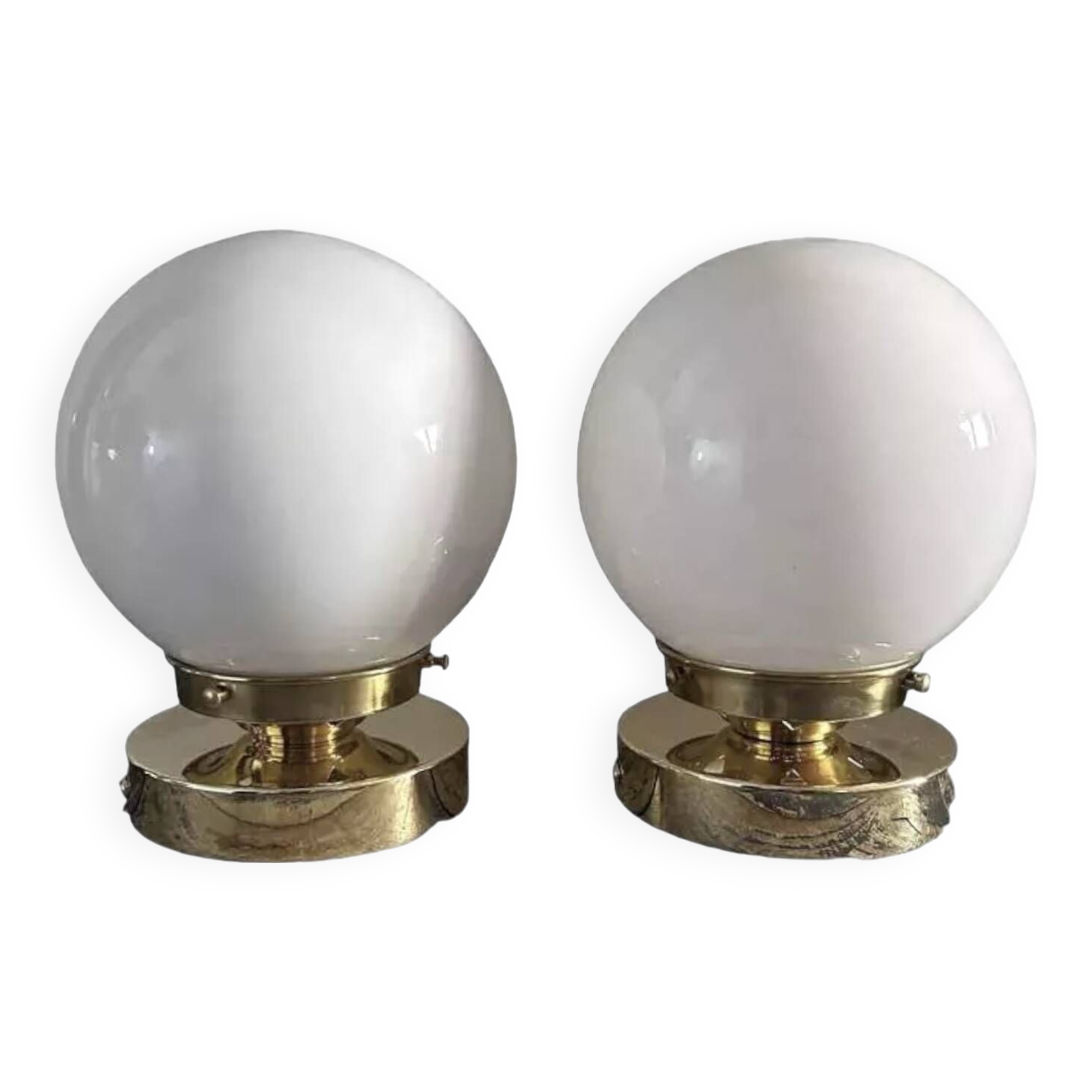 Paire d’appliques globes en opaline blanche