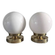 Paire d’appliques globes en opaline blanche