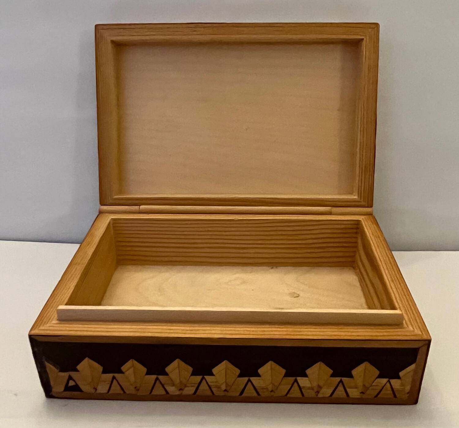 Boîte à bijoux en bois à marqueterie de paille