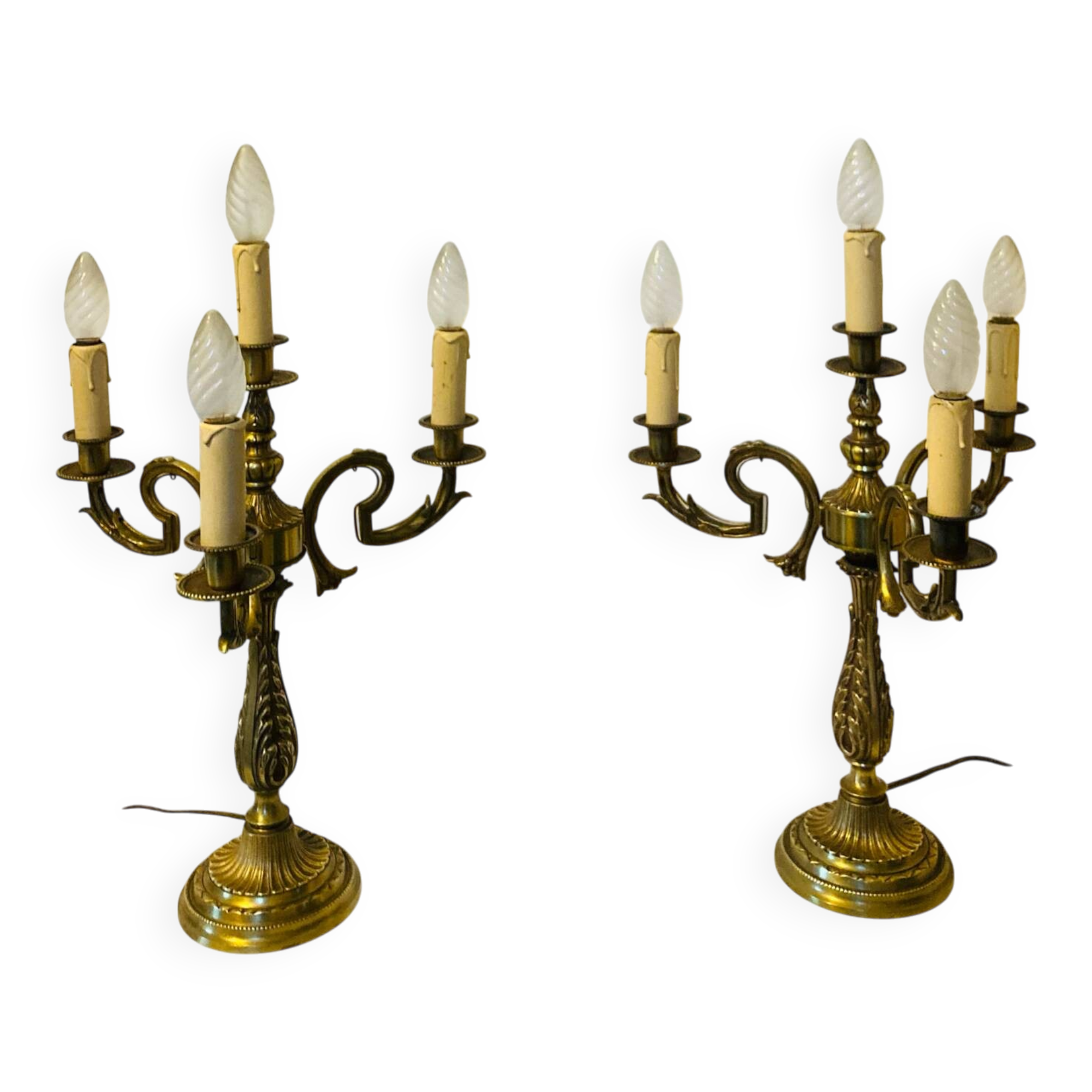 Large table lamps in solid bronze, decorated with acanthus leaves.