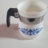 pot a lait en ceramique blanche avec fleurs bleues, poignée metallique