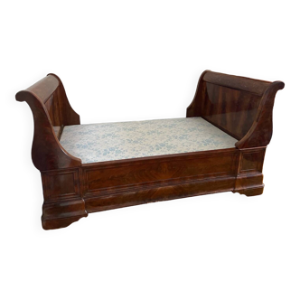 Sleigh bed