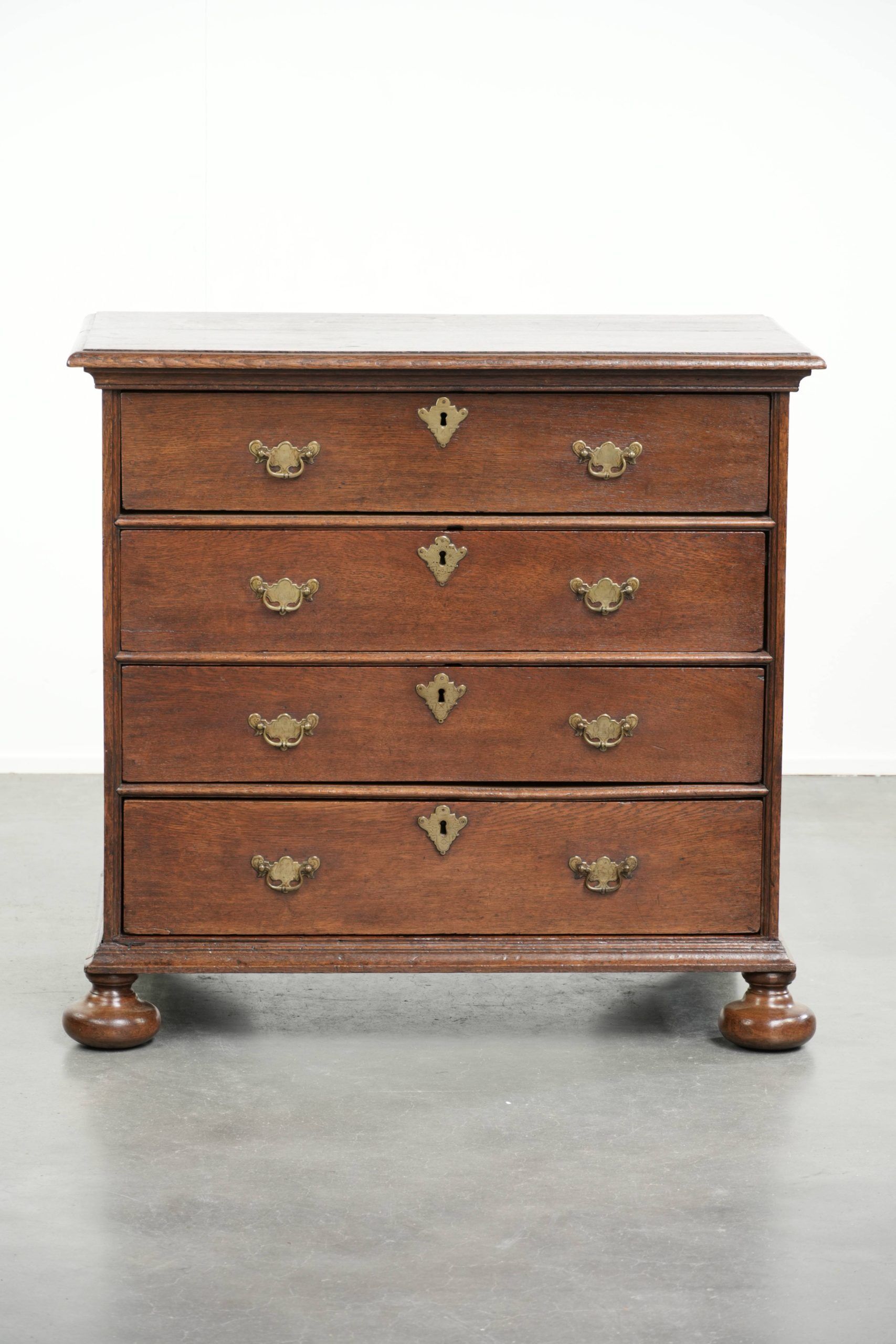Commode en chêne anglais du 17ème siècle avec des pieds en boule.