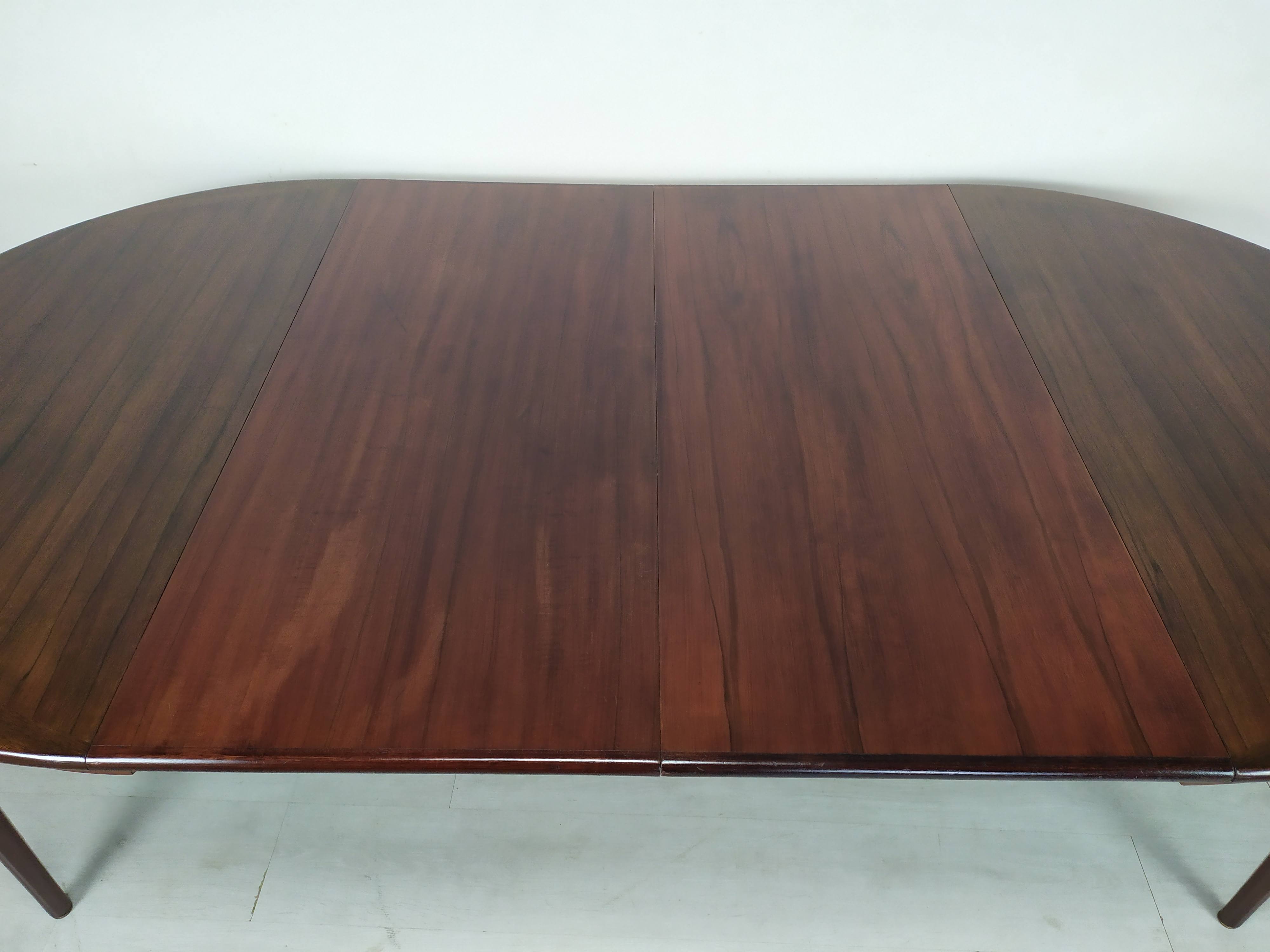 Scandinavian extendable table