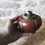 Pot couvert en céramique signé