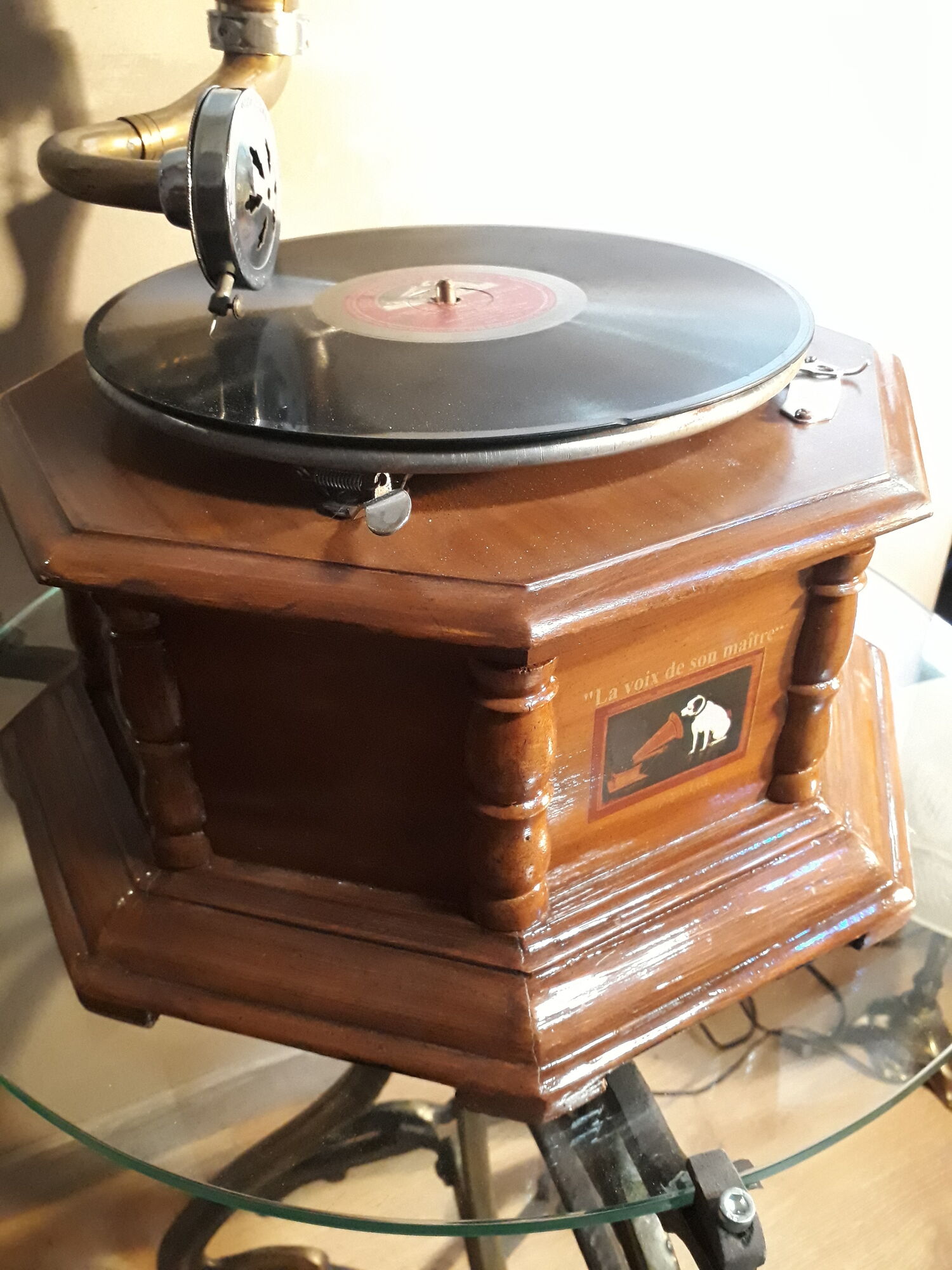 Former gramophone the voice of his master with brass pavilion, , with a disc 78 runs my