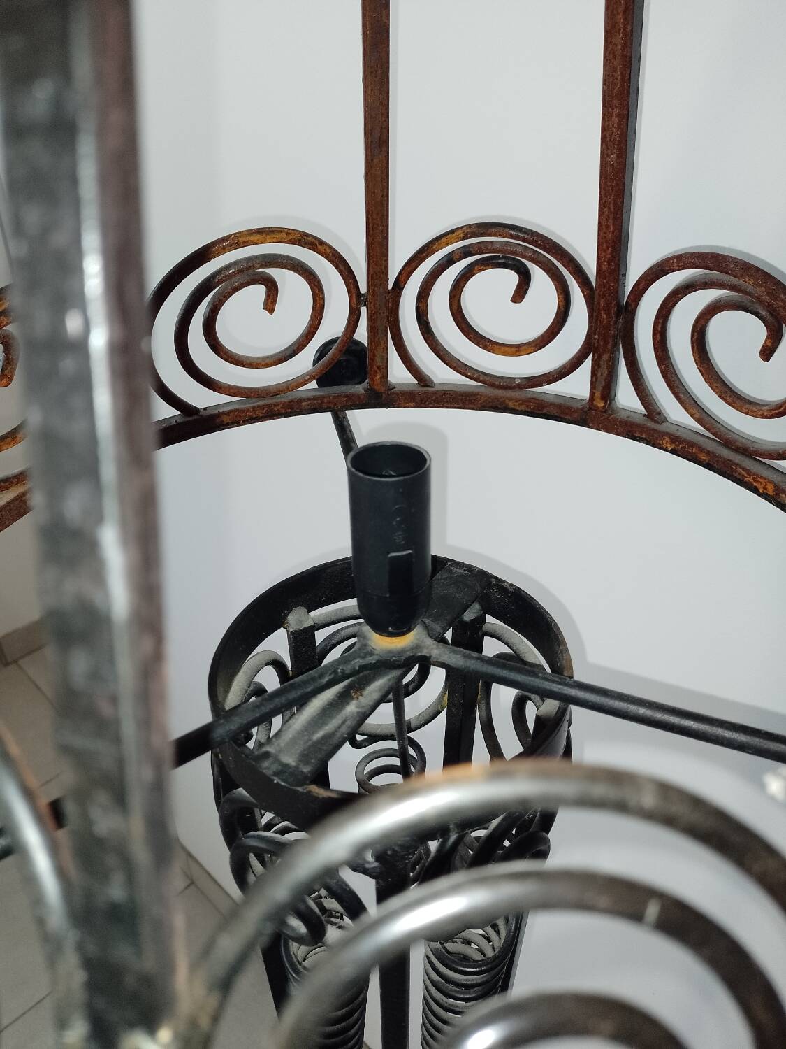 Lampadaire fer battu art déco 1930