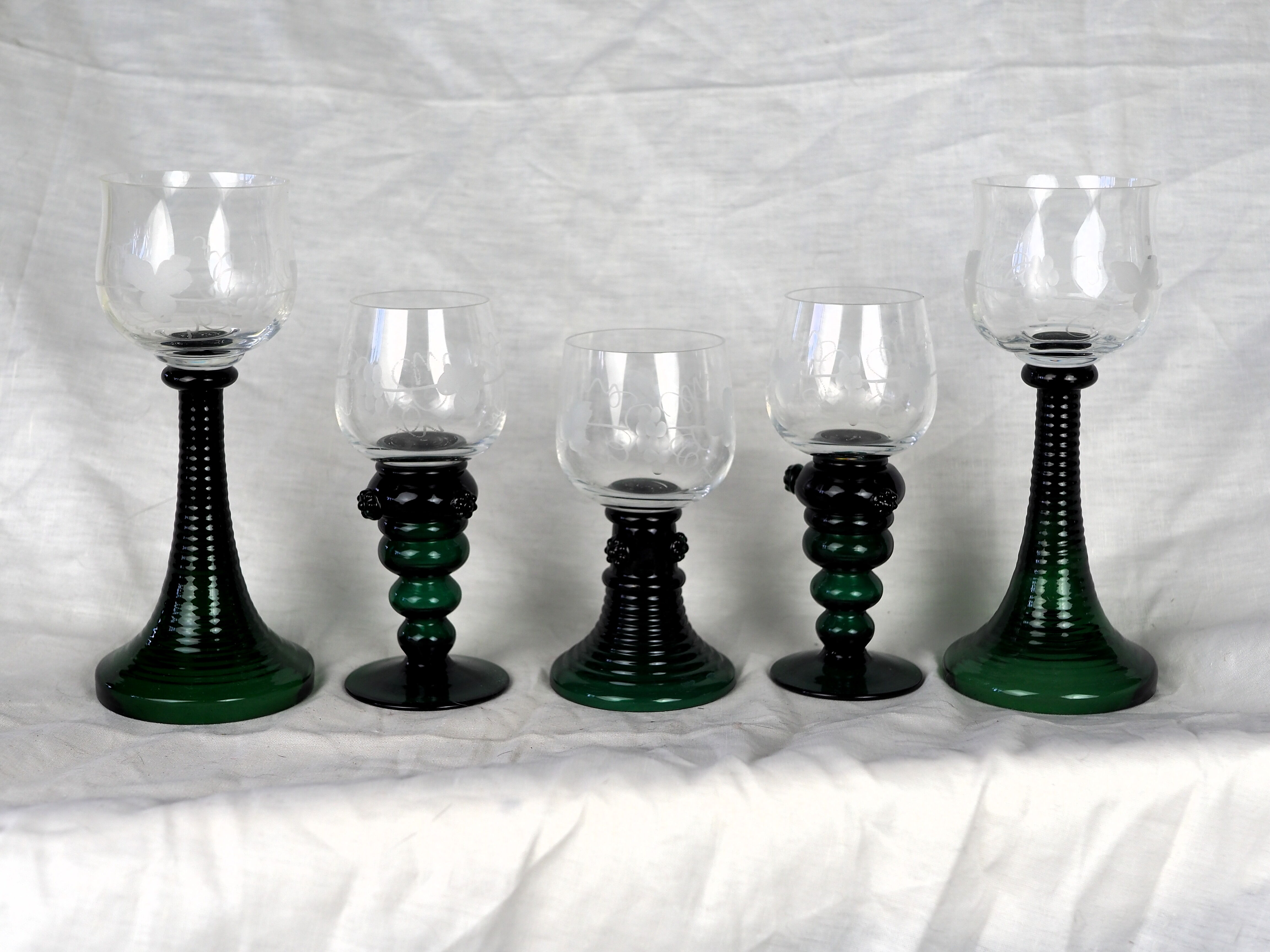 Set of 5 green römer glasses engraved with vine pattern - Bavarian crystal - 70s / 80s