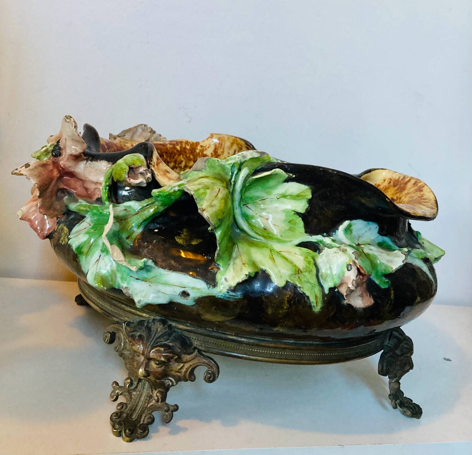 Cache pot, Napoleon III jardinière from the 19th century in barbotine and bronze.