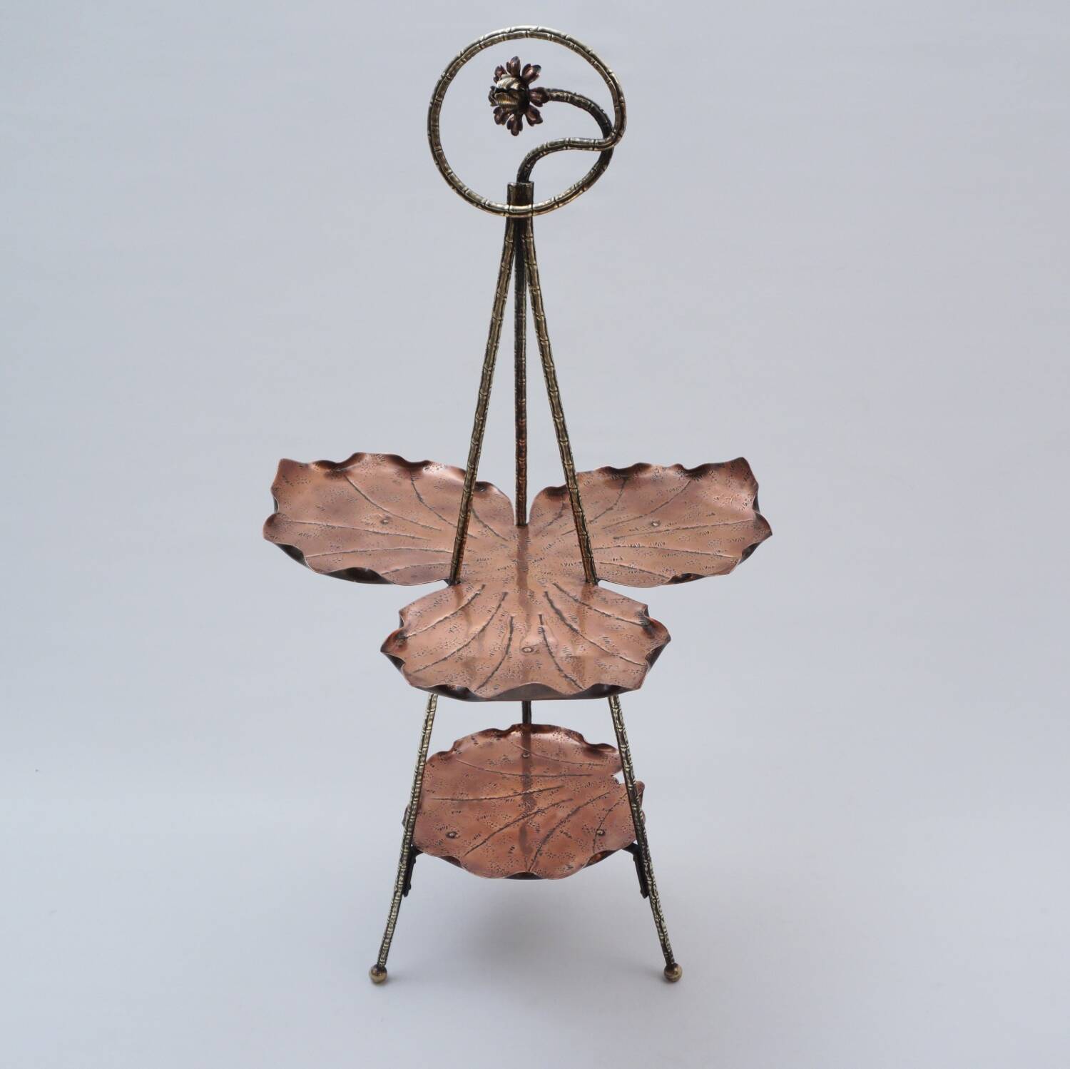 Présentoir à gâteaux antique en laiton, bambou et cuivre, acanthe, mouvement esthétique, Townshends, années 1880