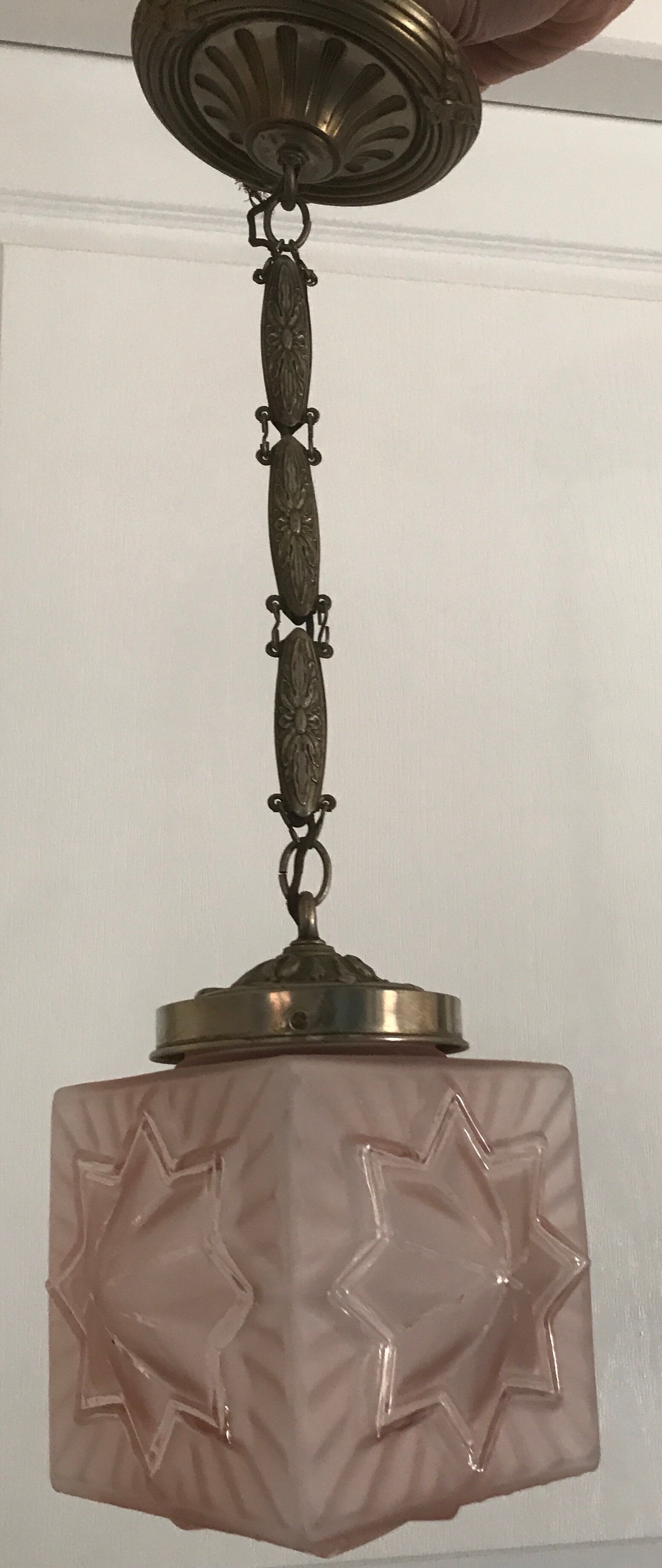 Suspension art déco abat-jour carré verre dépoli rose motifs d’étoiles