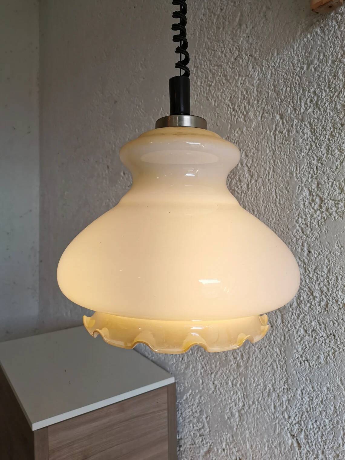 Suspension vintage en verre blanc : Éclairage de cuisine moderne du milieu du siècle