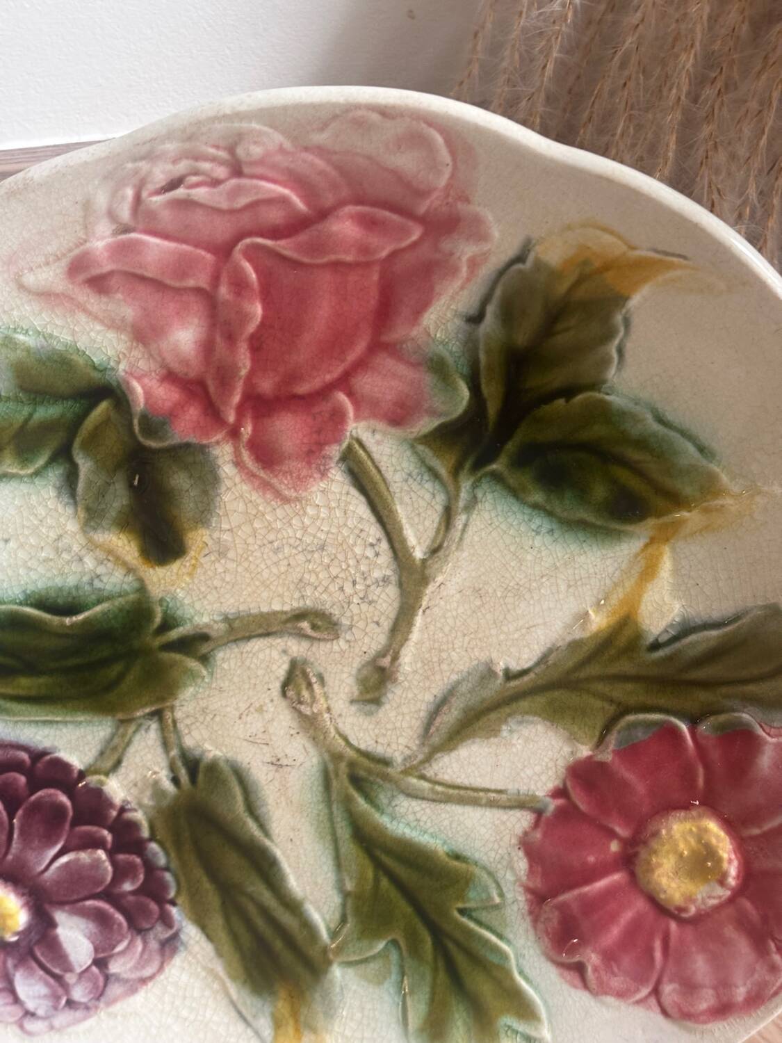 Ancienne assiette barbotine 3 fleurs art déco