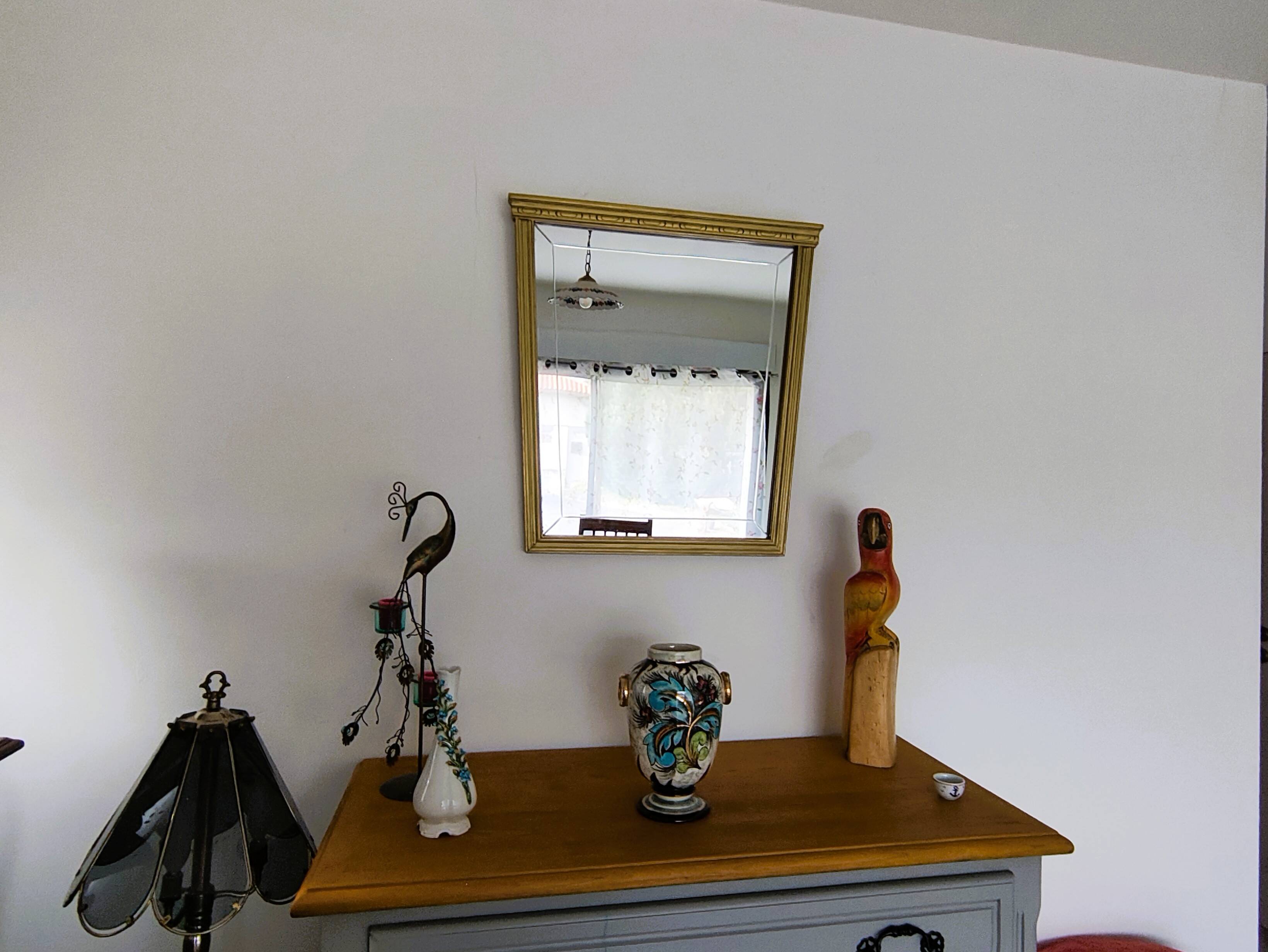 Miroir en bois doré, de forme organique avec une glace biseauté