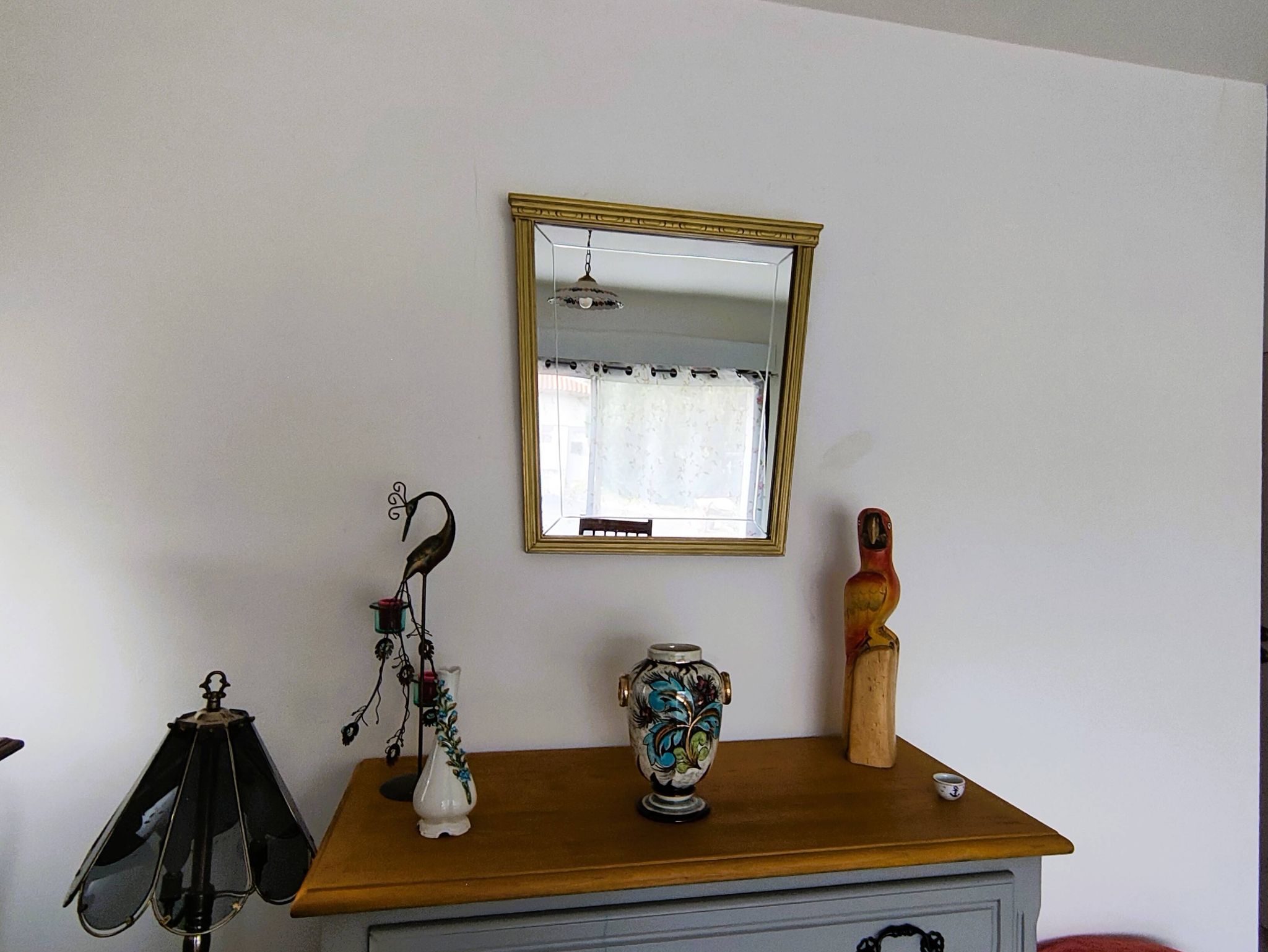 Miroir en bois doré, de forme organique avec une glace biseauté