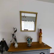 Miroir en bois doré, de forme organique avec une glace biseauté