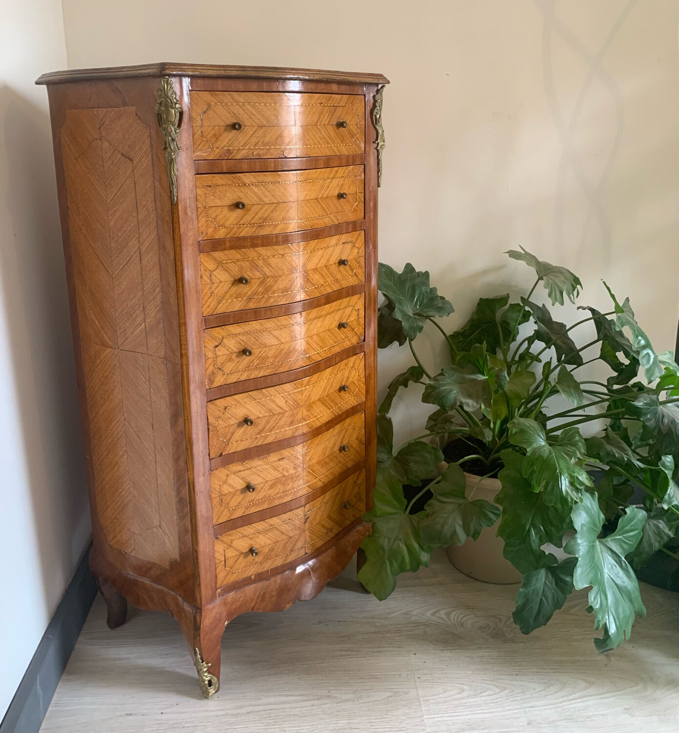 Rosewood weekly and curved marquetry on all three sides