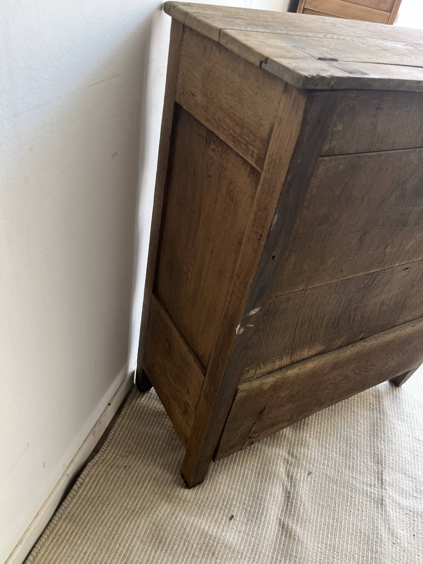 Atypical antique chest of drawers