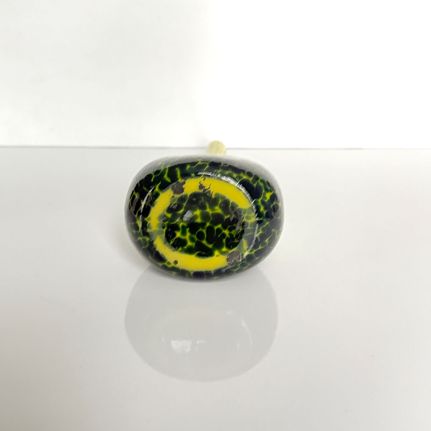 Vase / Soliflore en pâte de verre jaune – Début XXe