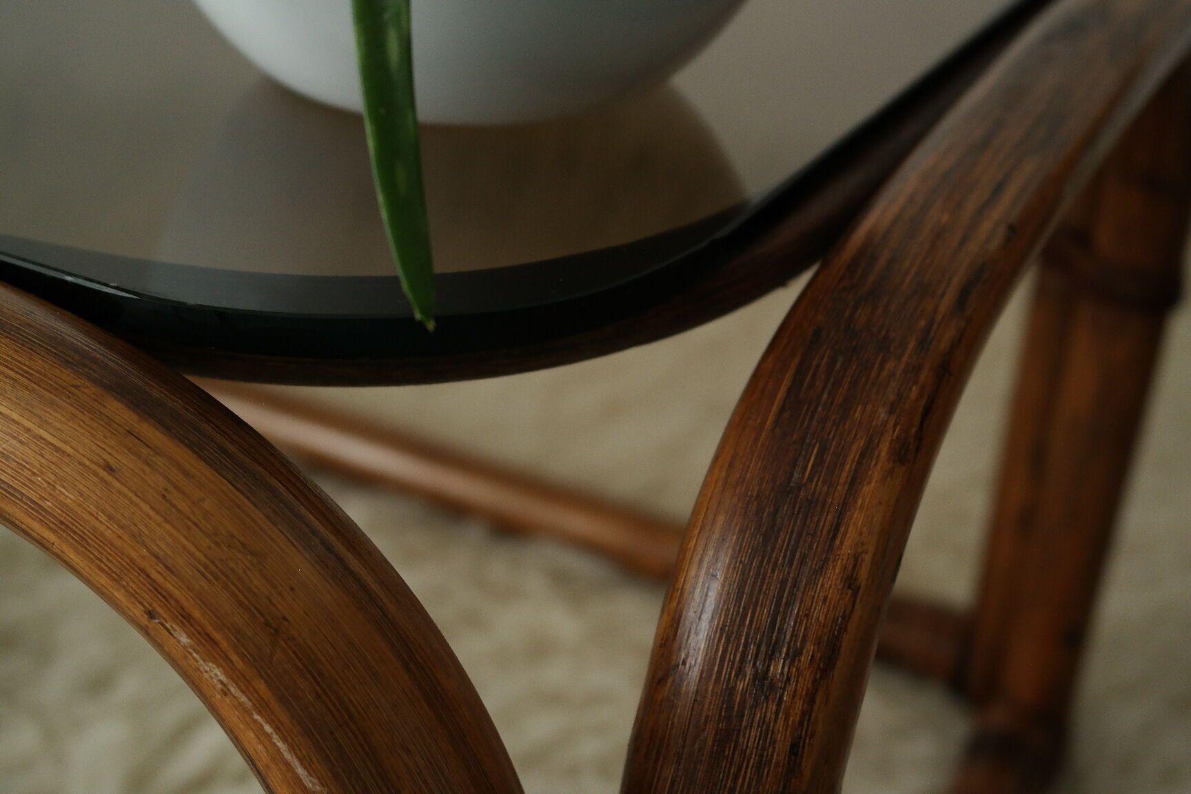 Table basse en bambou et verre fumé vintage