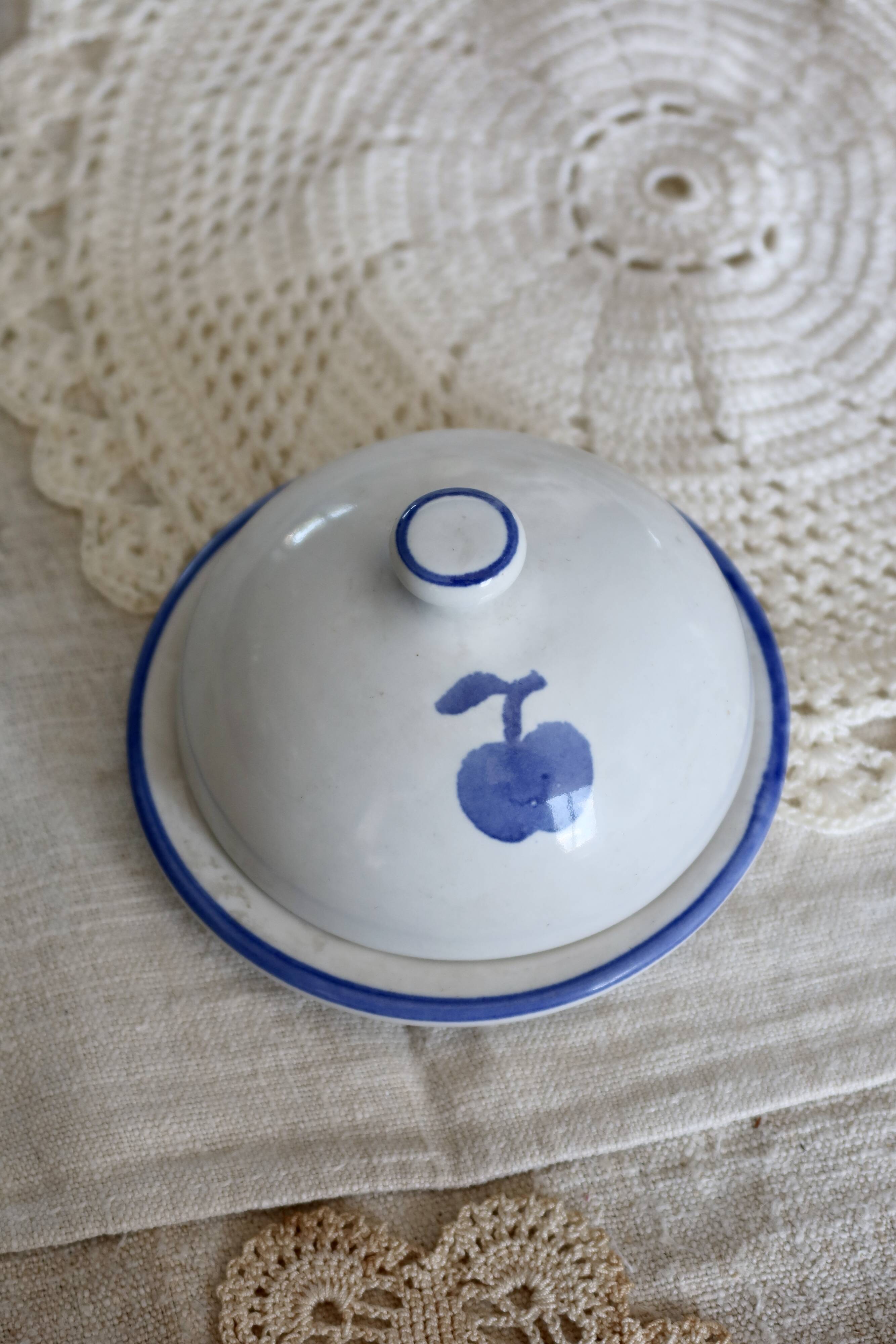 Small vintage white earthenware butter bell – Blue apple motif