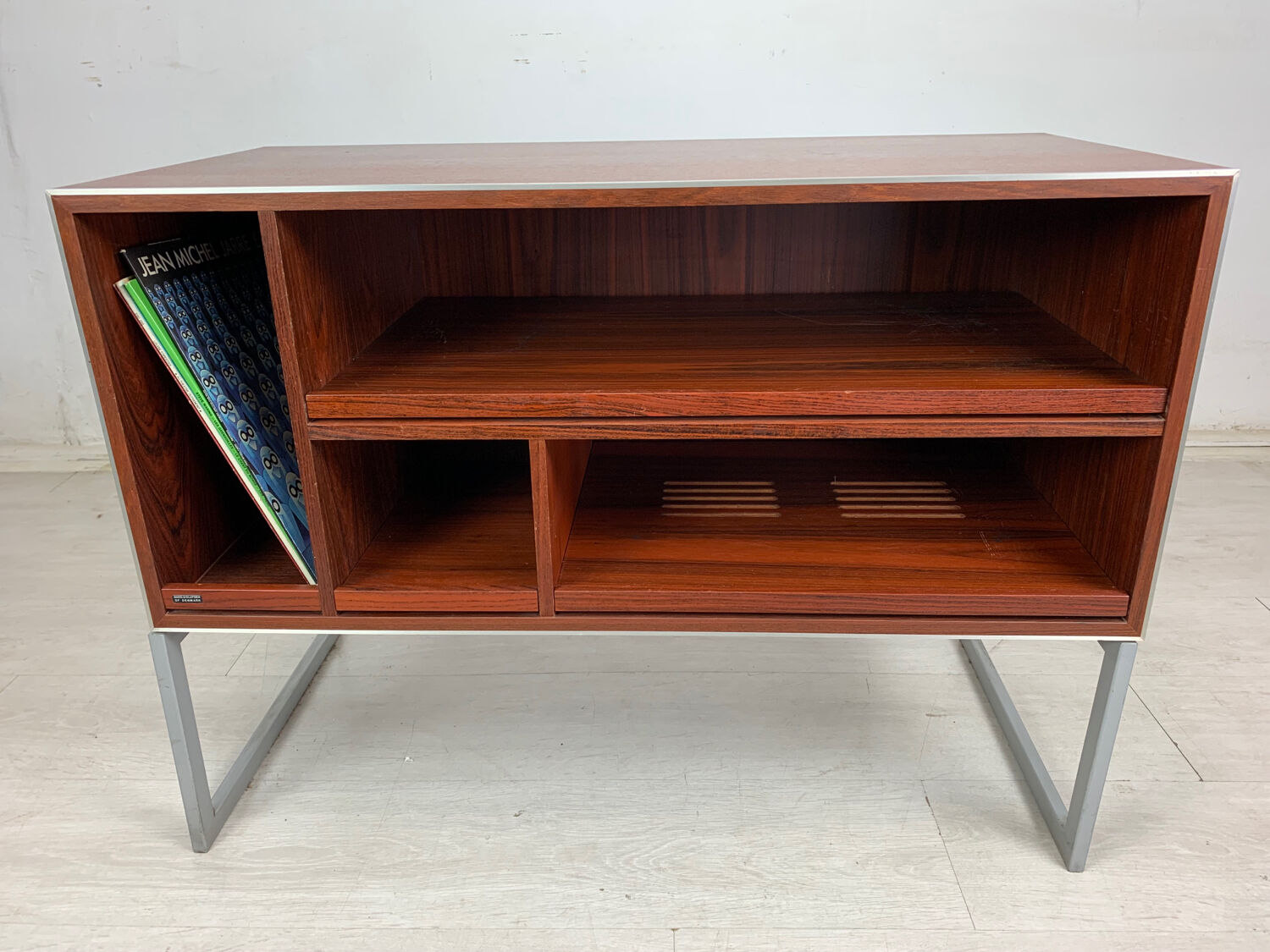 Hi-fi bang and olufsen cabinet