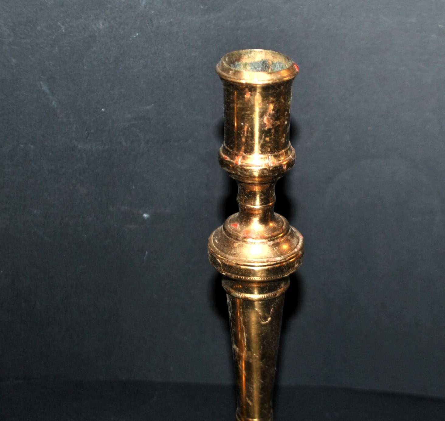 Set of 2 antique hand-chiselled gilded bronze candlesticks – Pair of 18th-century candle holders.