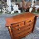 Commode galbée ancienne en acajou