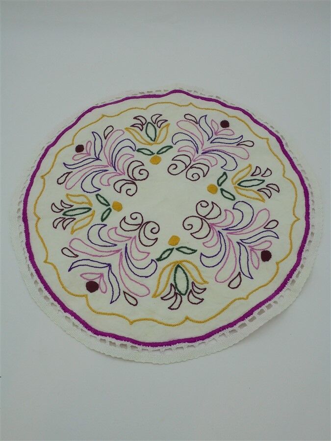 Napperon broderie colorée