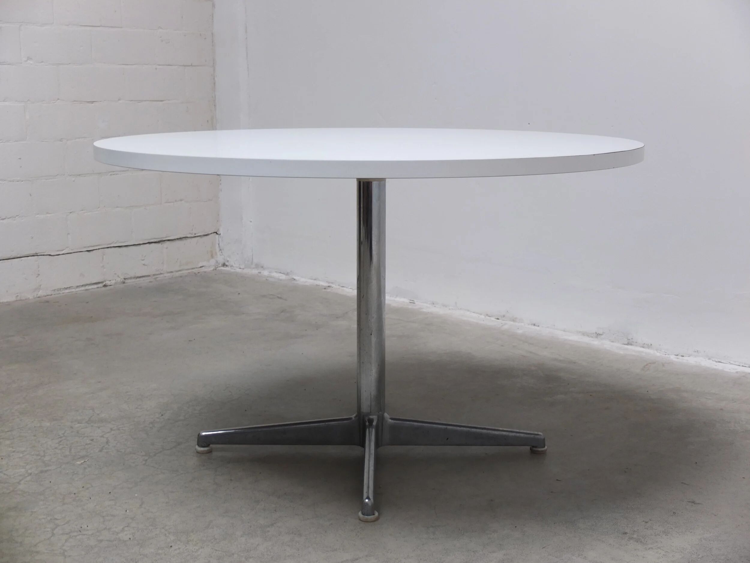 Round Space Age dining table, 1970s