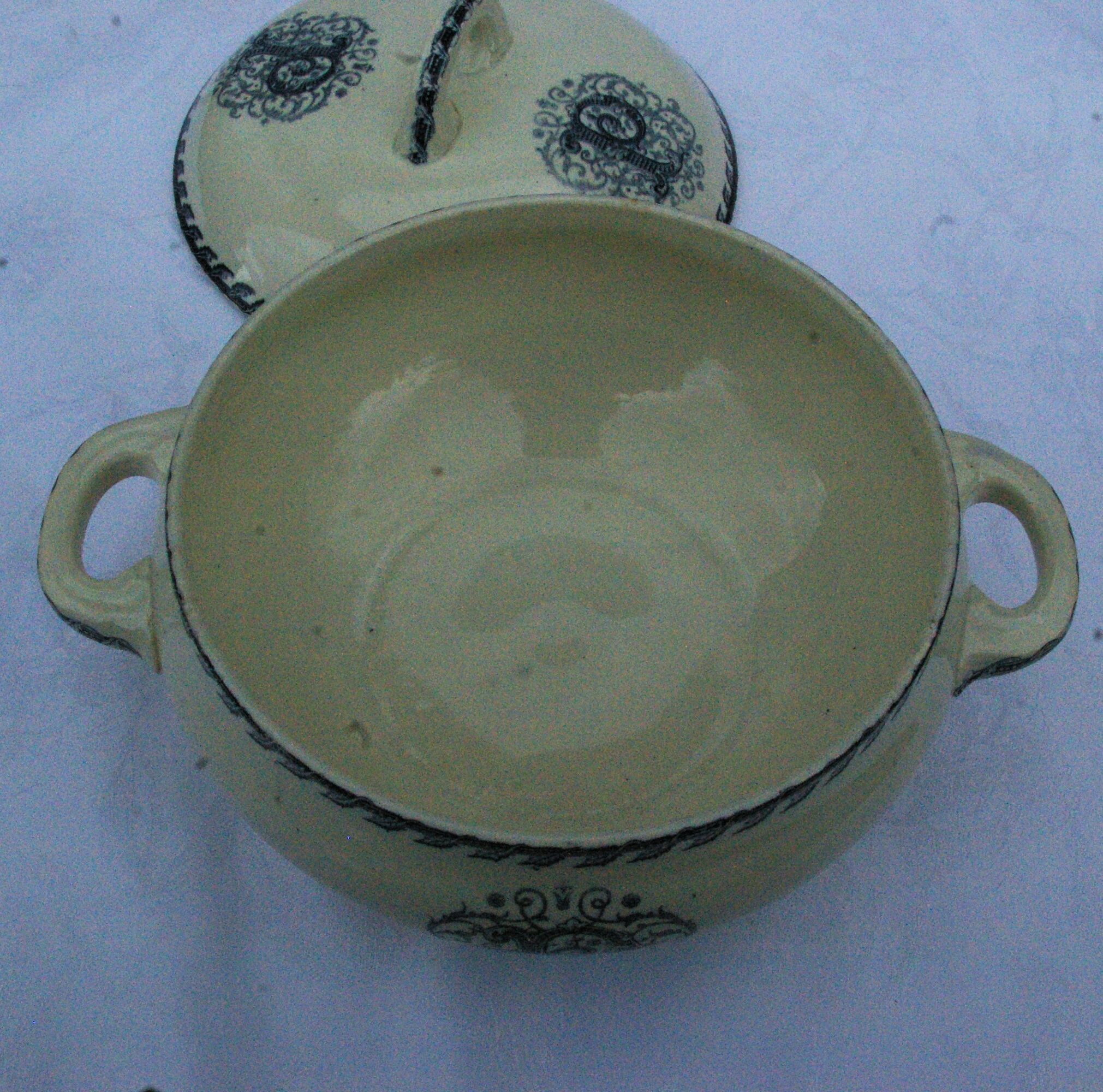 Ancienne soupière légumier faïence kg lunéville - monogramme p et décor rinceaux