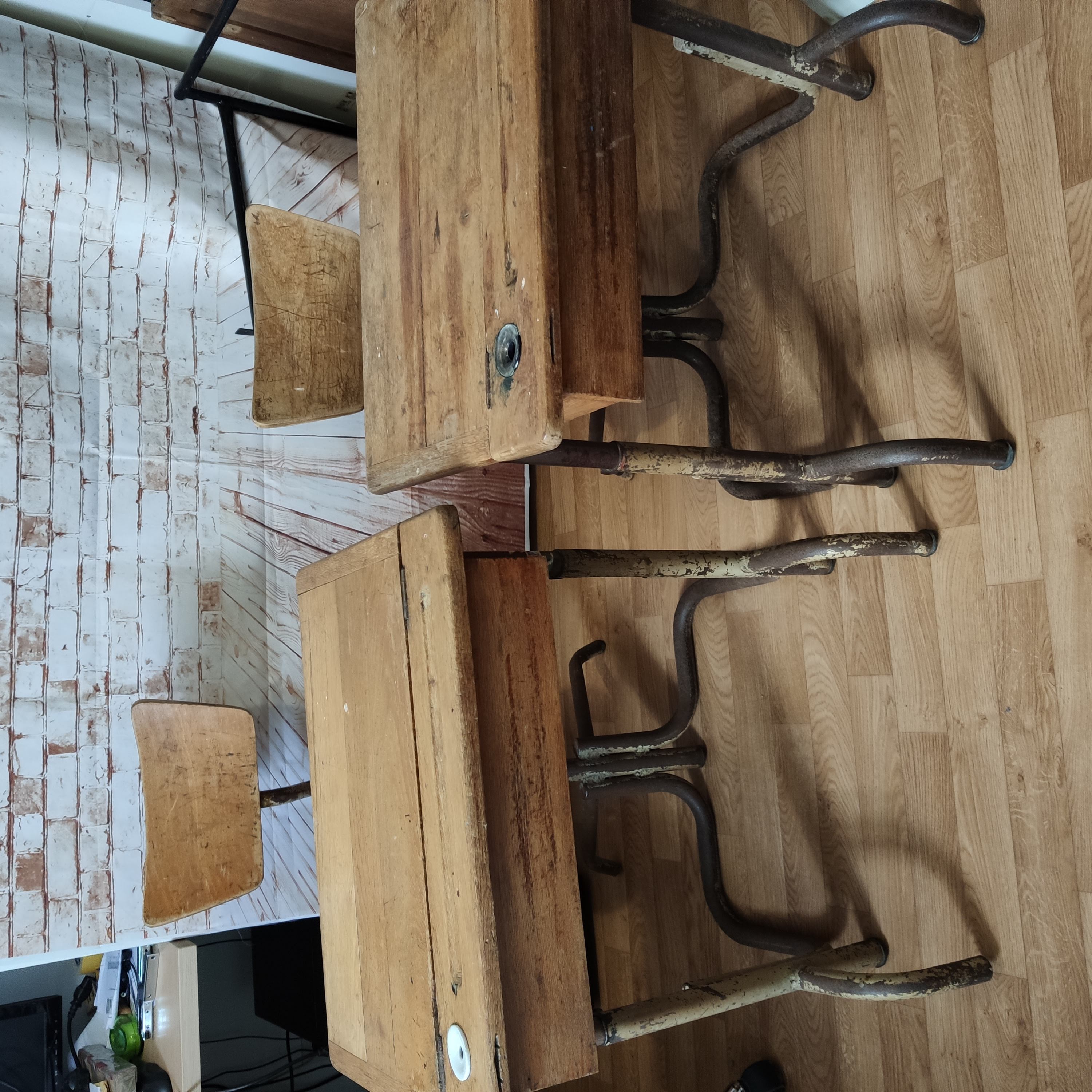 Old and reglable school puputre