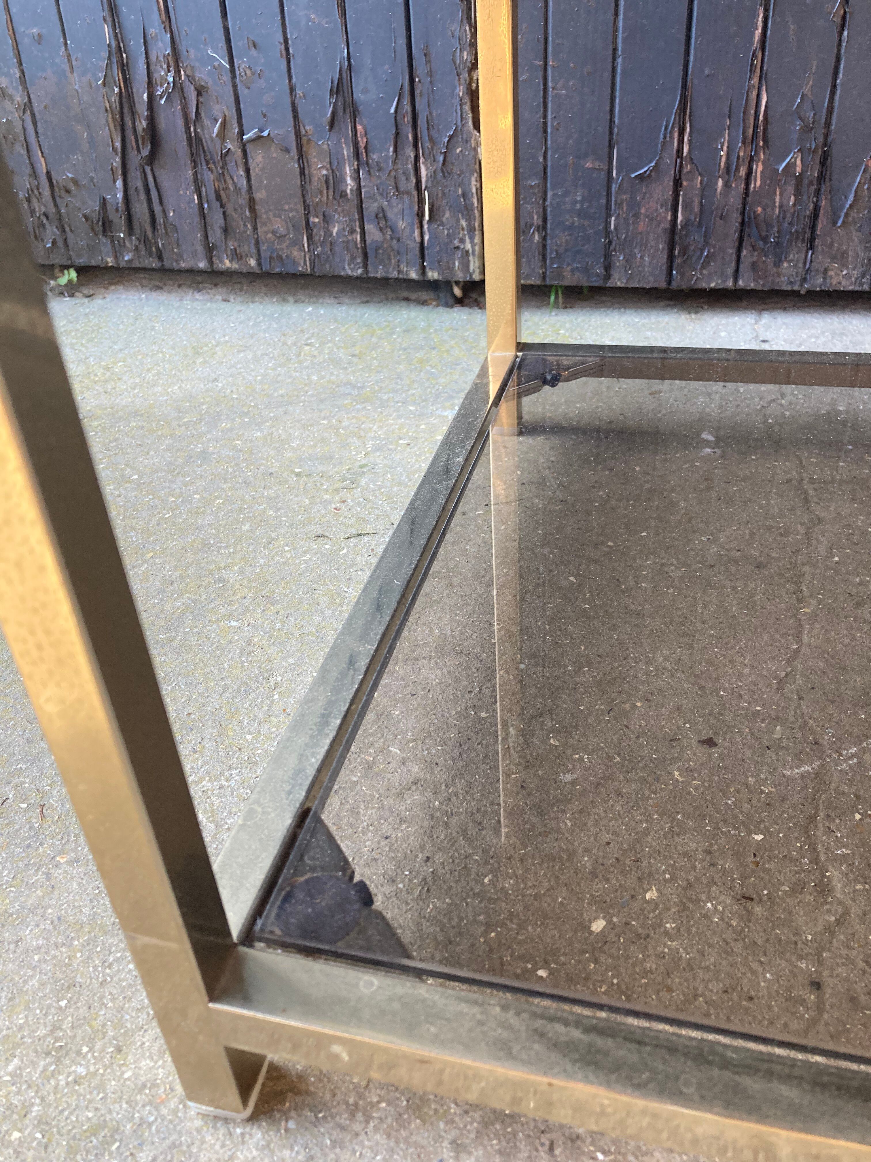 Table d’appoint doré et verre fumée
