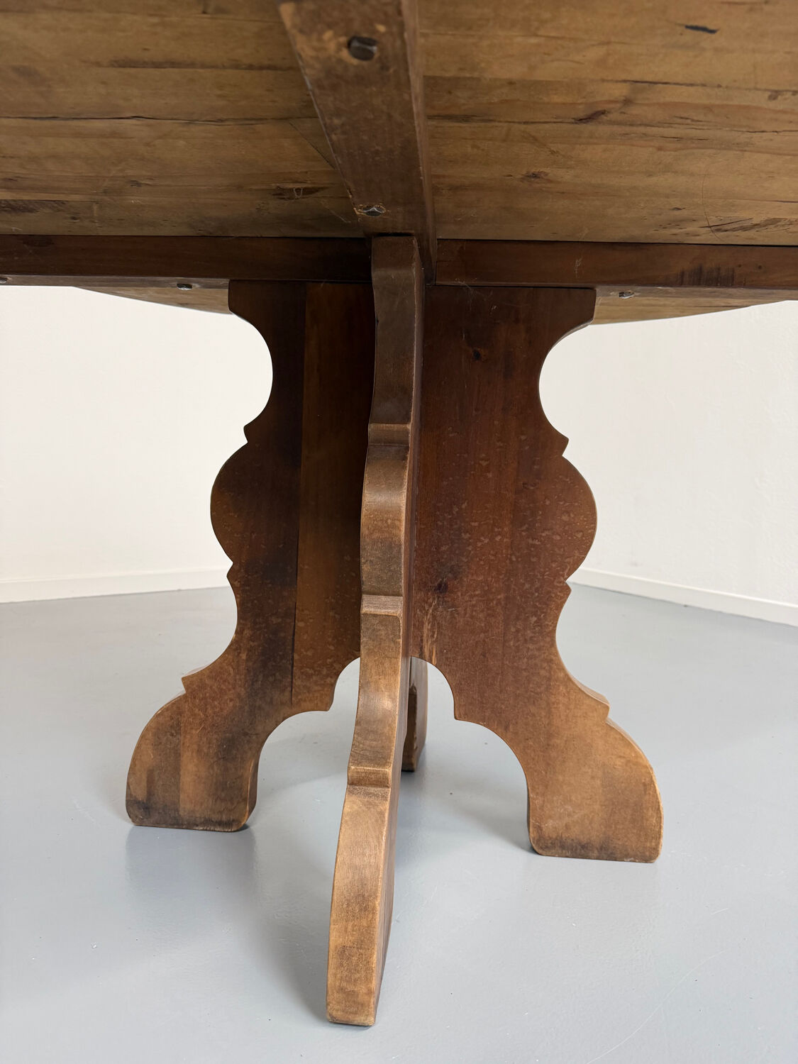 Round table in solid wood, thick top, vintage brutalist style from the 1960s.