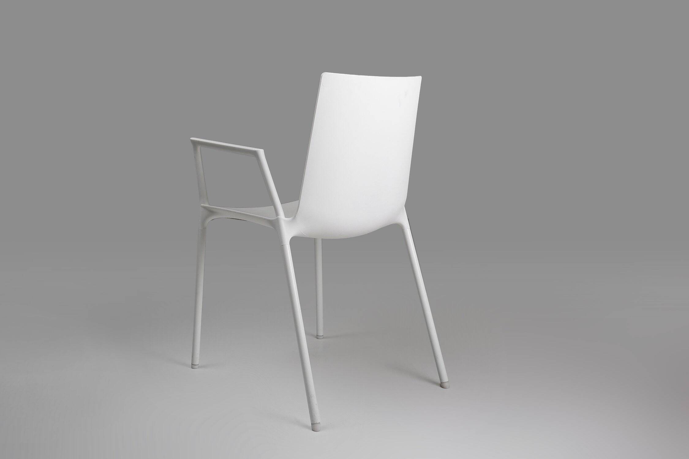 Chaise blanche design du 21e siècle avec accoudoirs, Belgique