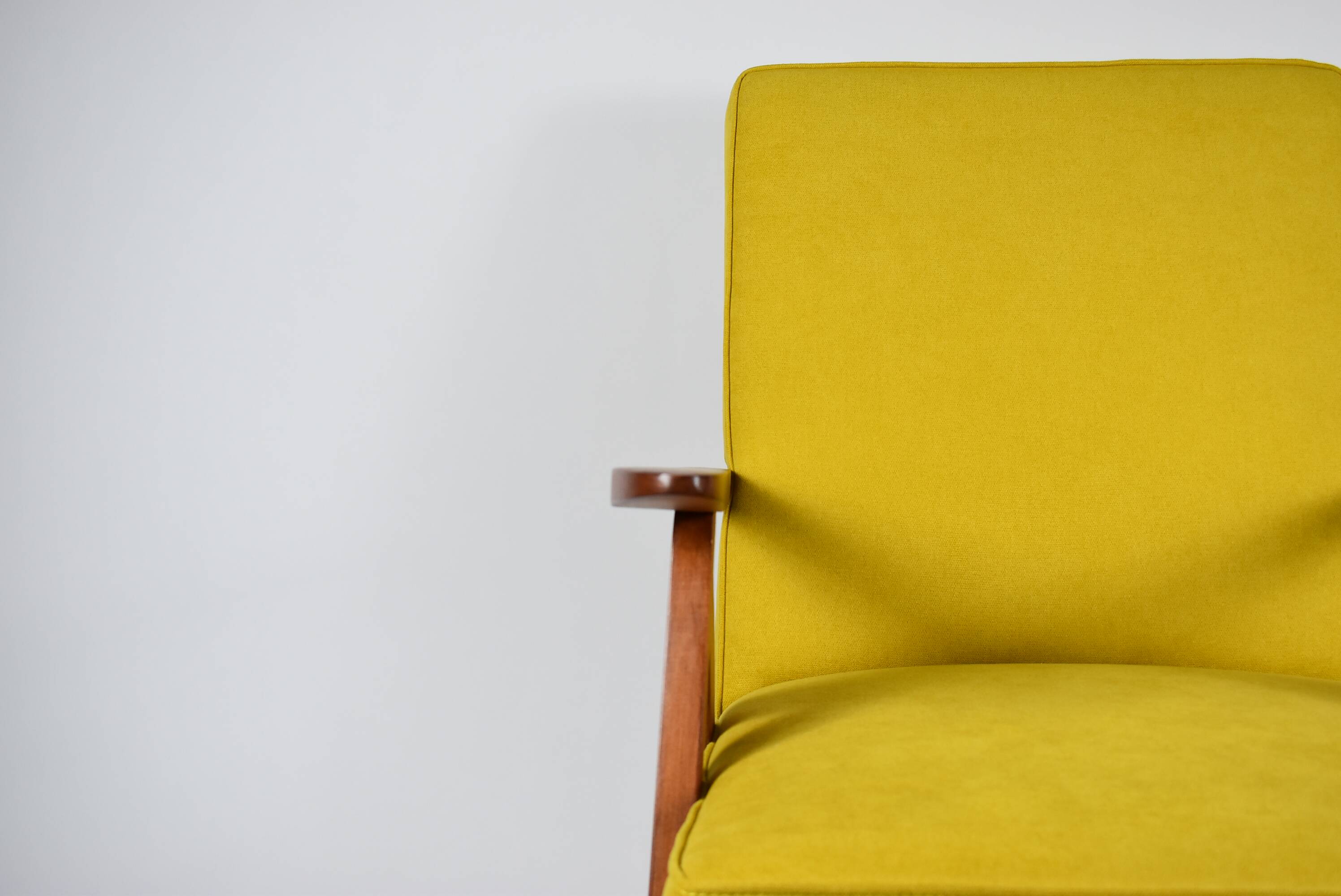 Fauteuil vintage original restauré des années 60, jaune, teck