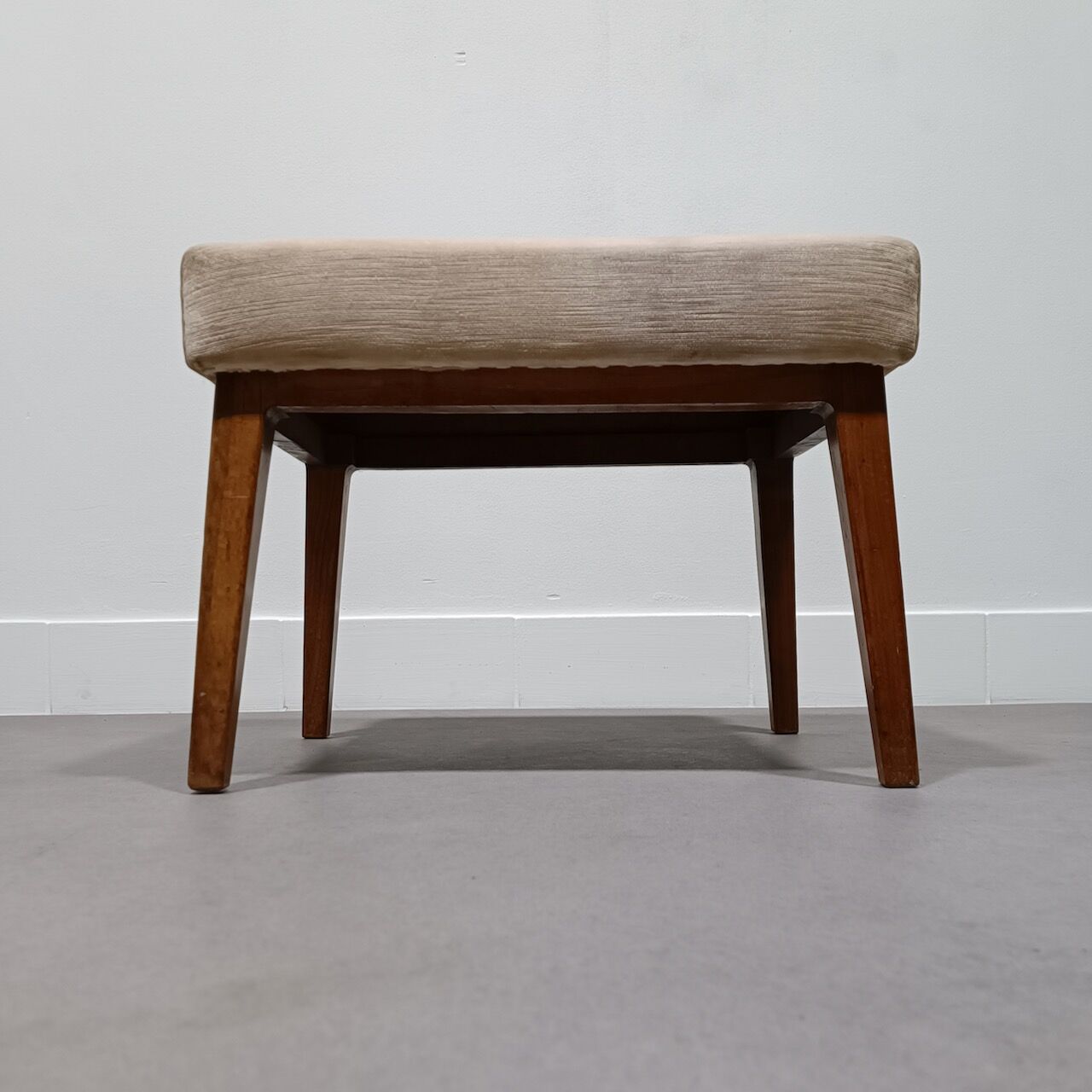 Knoll Antimot lounge chair and stool