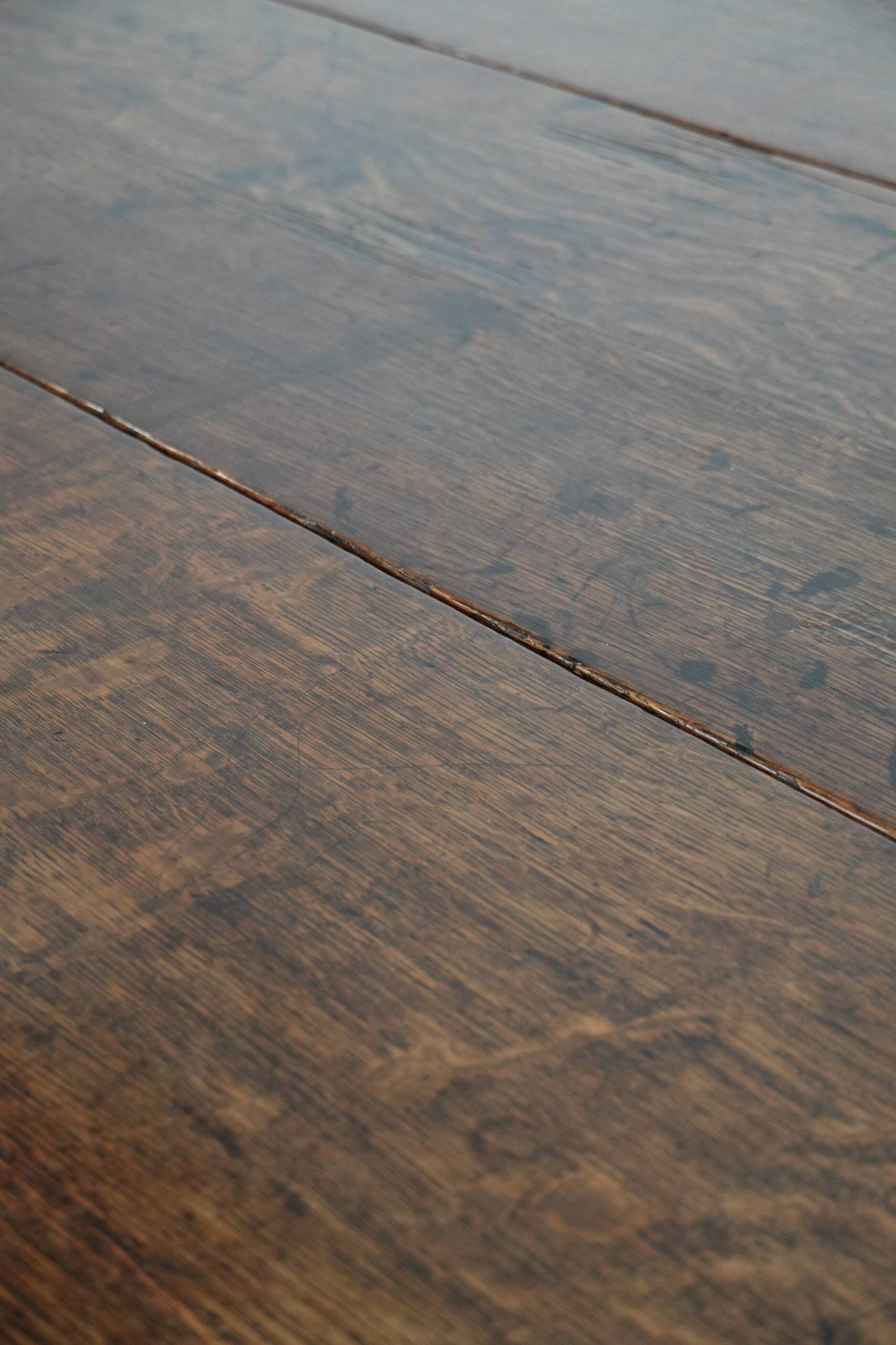 Charming antique English drop-leaf dining table made of oak from the late 19th century