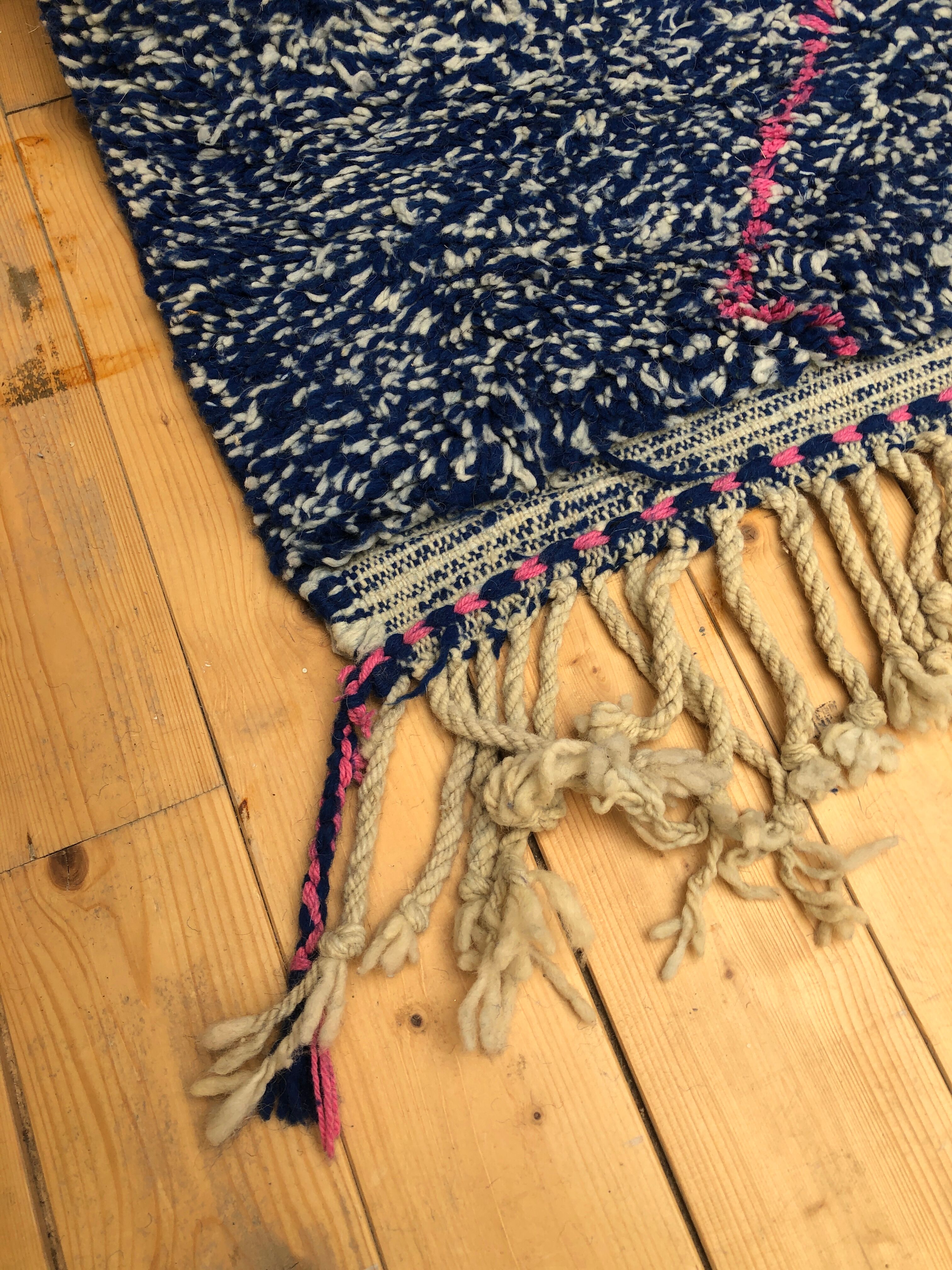 Moroccan Berber carpet Beni Ouarain intense blue with pink diamonds 3.06x2,16m