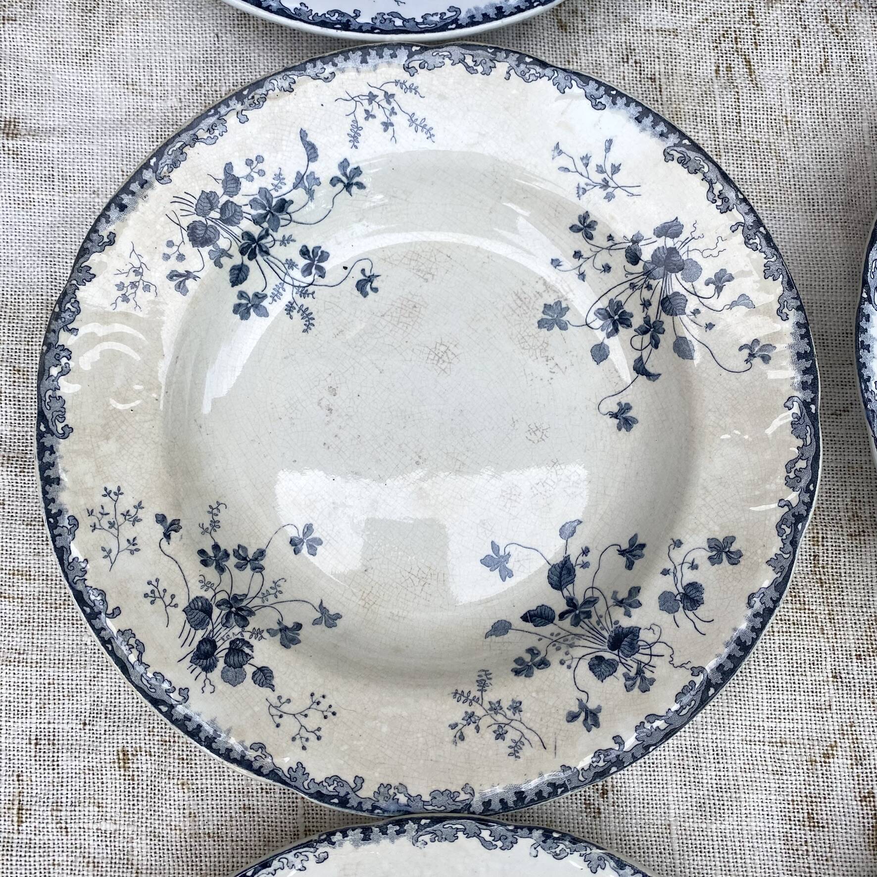 Assiettes creuses en terre de fer Emile Bourgeois Paris