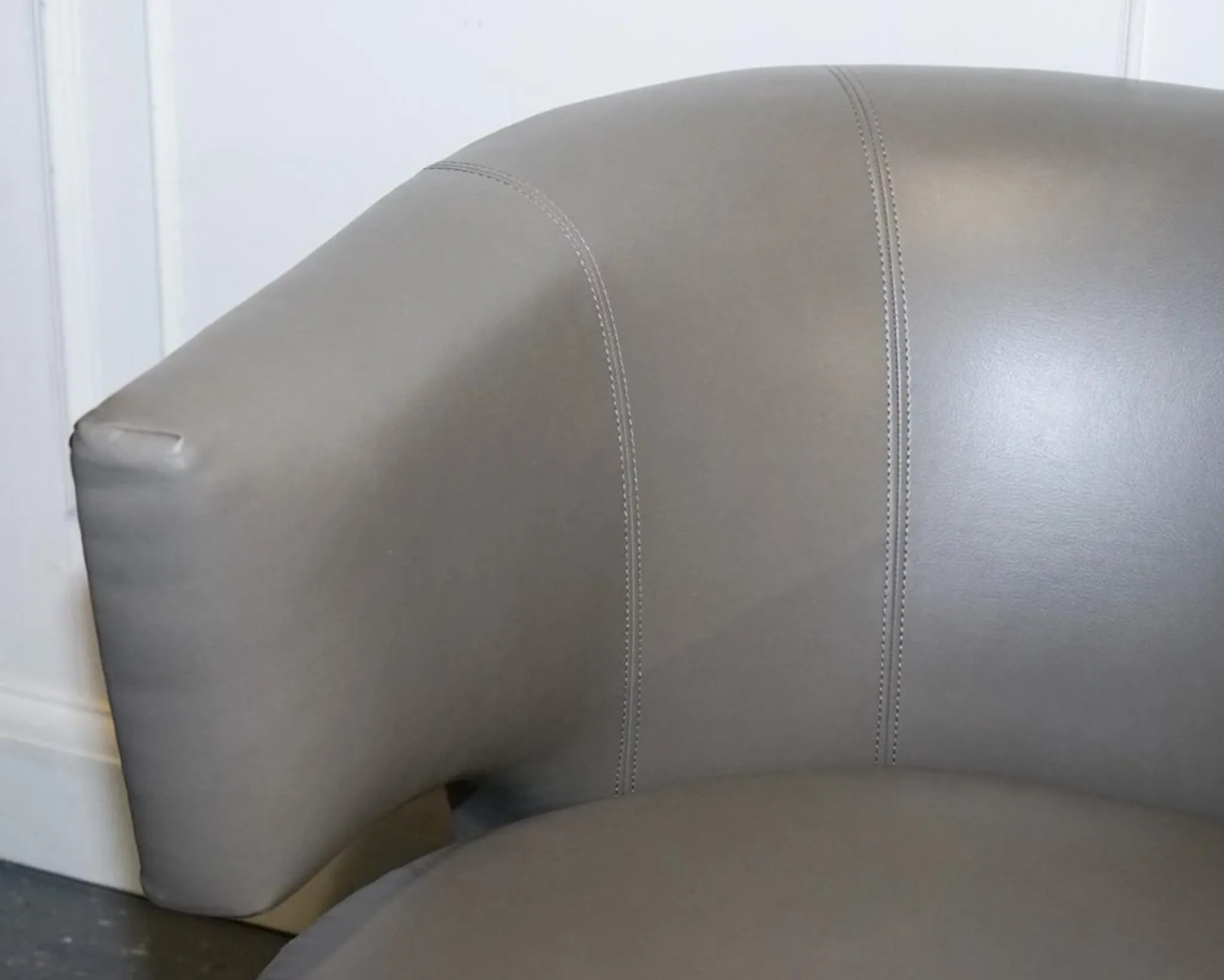 Fauteuils à Dossier Rond en Cuir Gris avec Clous de Coach House, Set de 2