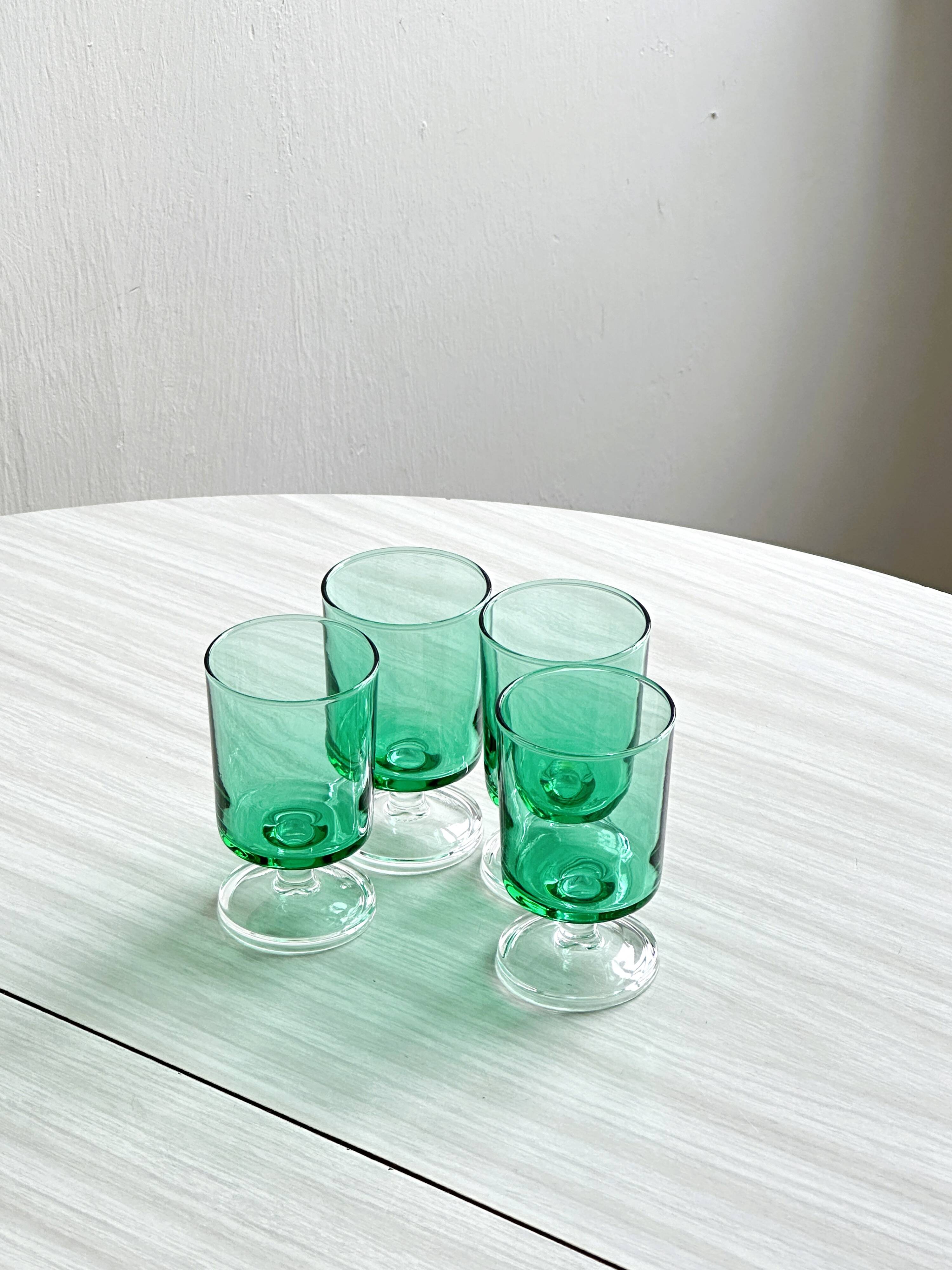 Verres à liqueur translucide vert.