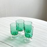 Verres à liqueur translucide vert.