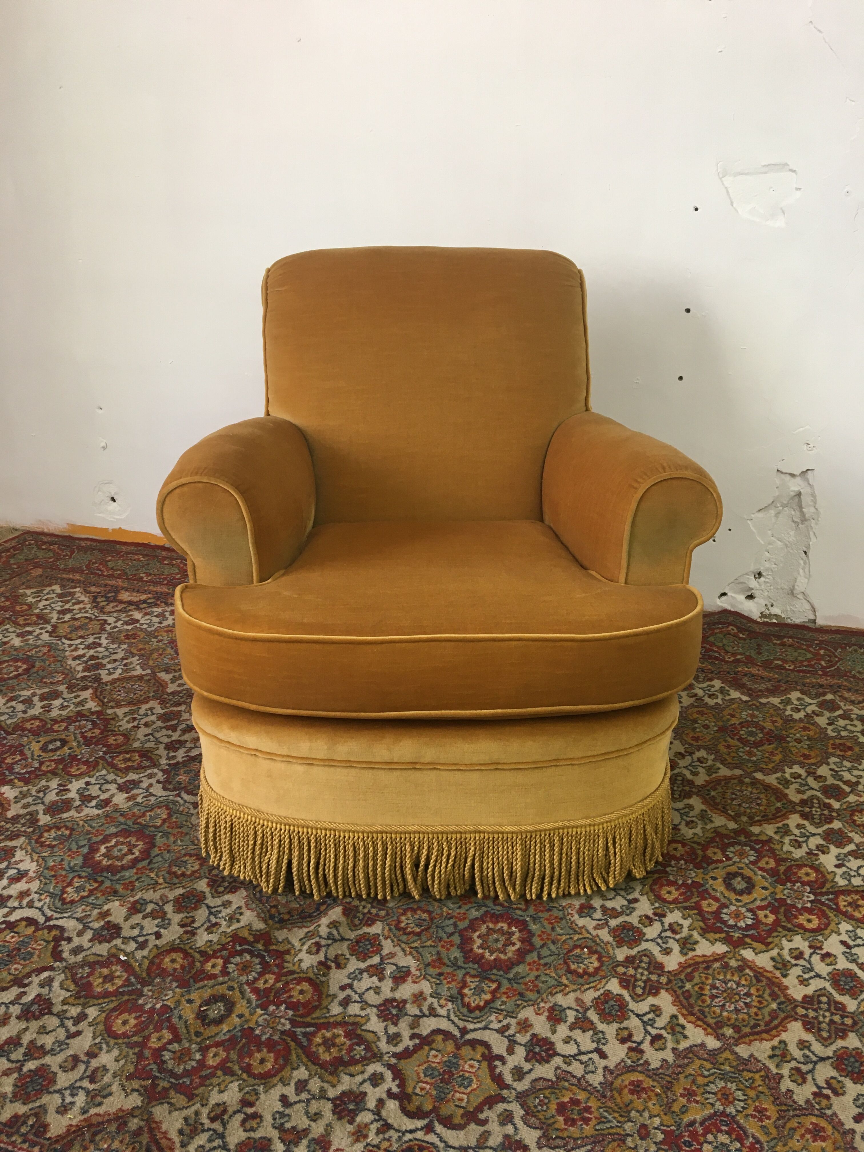 Large-format toad chair