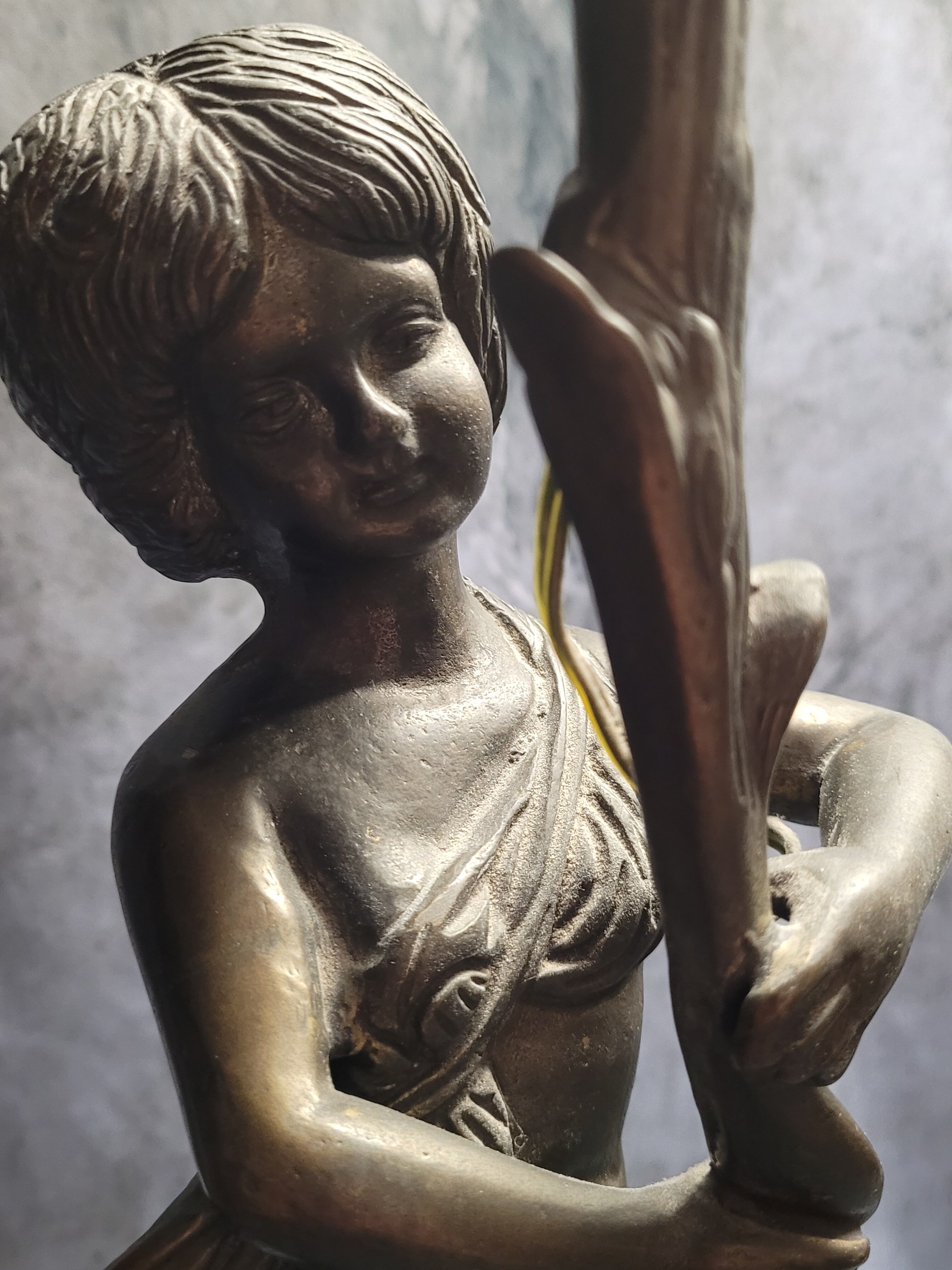 Lampe en Bronze électrifié figurant un rnfant XIXe