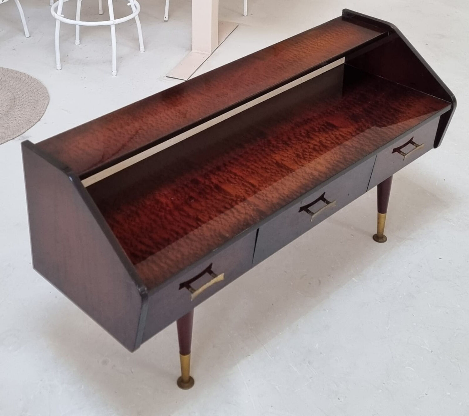 Buffet bas du milieu du siècle