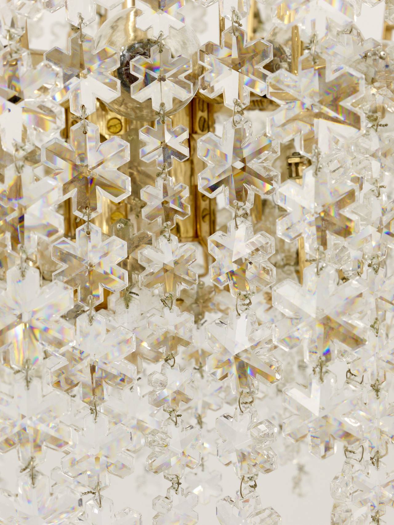 Bakalowits Vienne Lustre en laiton plaqué or avec cristaux en forme de flocons de neige, années 1970