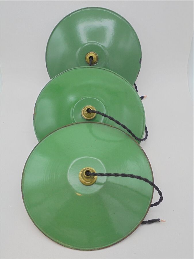 Trio of enamelled sheet metal suspensions